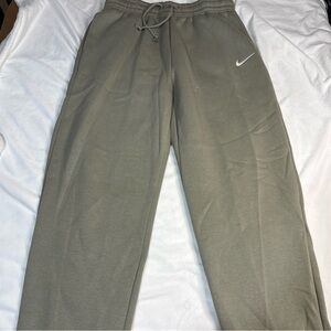 Nike Women’s Sweatpants Oversized Light Army Green Small New Fleece